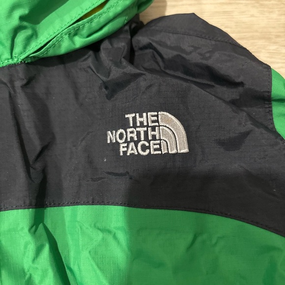 The North Face Boys L/G (14/16) Green & Black Windbreaker Jacket - Picture 3 of 3